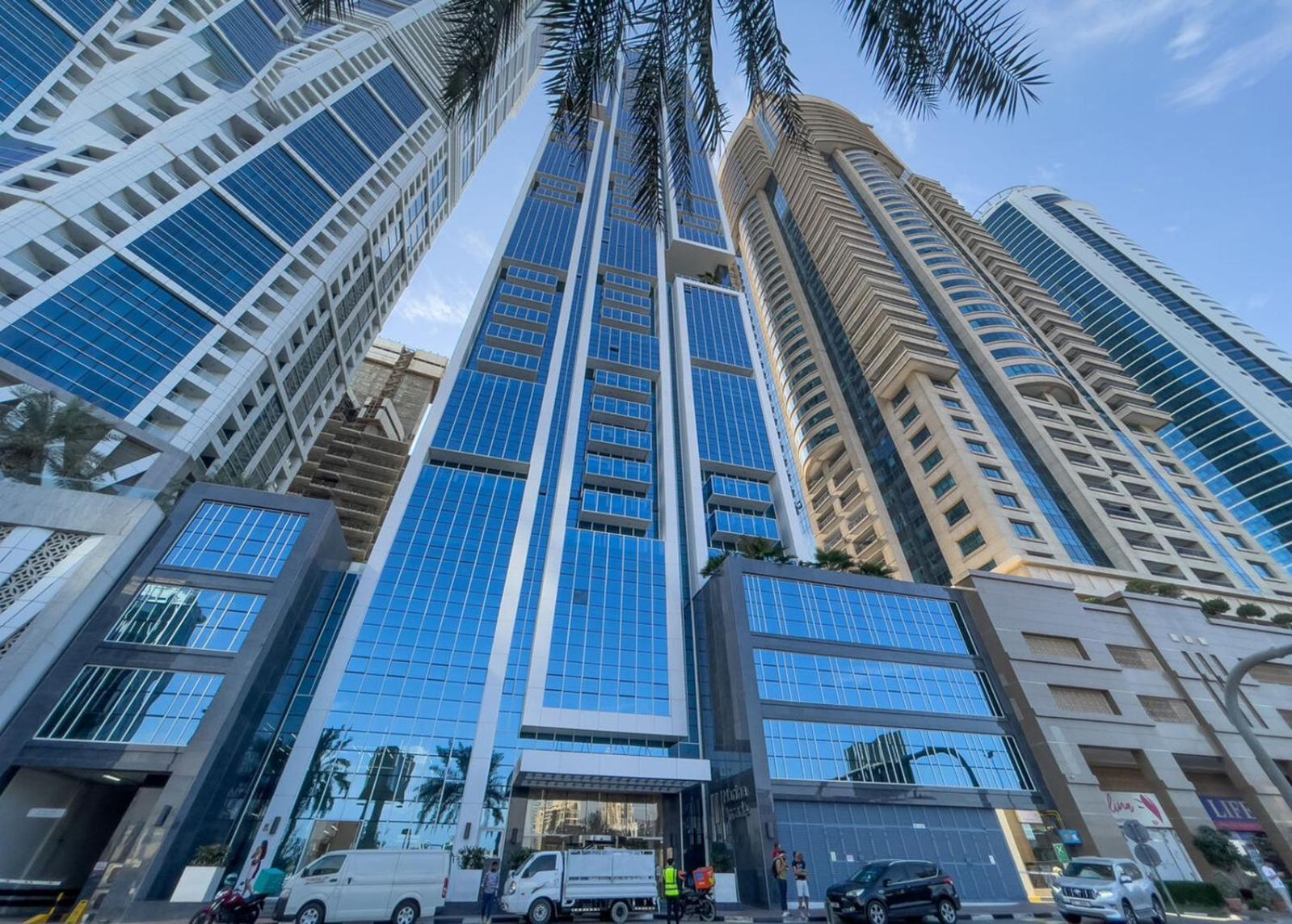 Dream Inn Apartments - Marina Arcade Tower Дубай Экстерьер фото